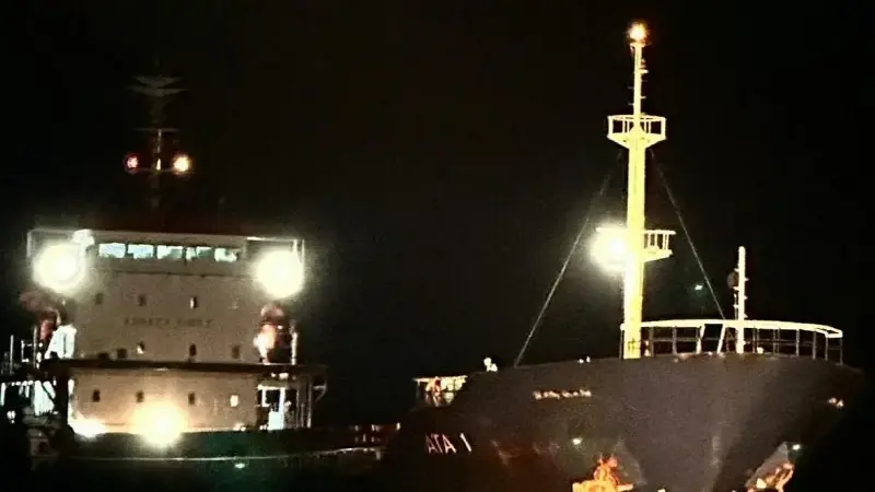 Arızalanan gemi, römorkörler tarafından yedeklenip çekilerek Bozcaada Demir Sahası'na demirletildi.