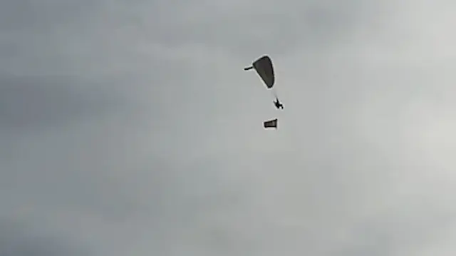 Paramotorlu Türk bayraklı gösteri Edirne’nin kurtuluş coşkusuna renk kattı
