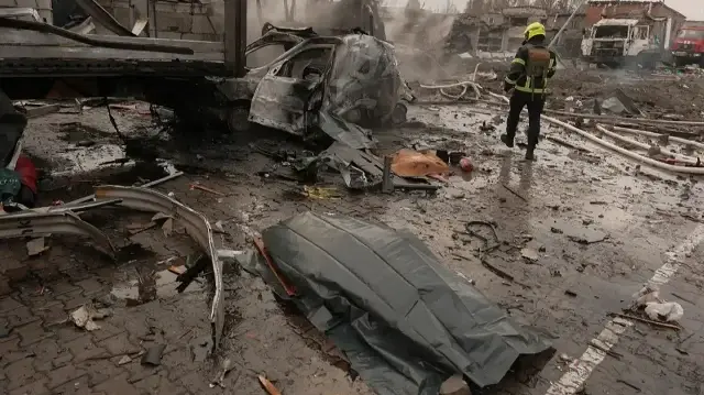 Sur cette photo prise et diffusée par les services d'urgence ukrainiens le 25 novembre 2025, un sauveteur ukrainien intervient sur le site d'une attaque aérienne à Kiev, dans le contexte de l'invasion russe en Ukraine.