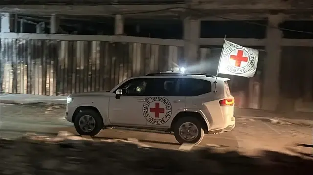 غزة.. طواقم الصليب الأحمر في طريقها لتسلم رفات أسير إسرائيلي