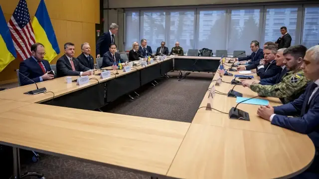 Государственный секретарь США Марко Рубио, четвертый слева, и специальный посланник Стив Уиткофф, третий слева, на встрече с украинской делегацией в Женеве 23 ноября.