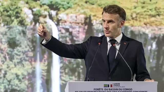 Le président français Emmanuel Macron s'exprime lors d'une table ronde sur les initiatives de protection des forêts dans le bassin du Congo, à Libreville, le 24 novembre 2025.