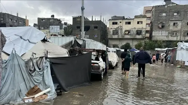 غزة.. الأمطار تغرق مئات الخيام وتحذير من سقوط أبنية استهدفتها إسرائيل