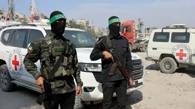 Des militants palestiniens du Hamas et des membres du Comité international de la Croix-Rouge (CICR) observent la reprise des recherches des corps des otages israéliens tués, à l'aide d'équipements lourds fournis par l'Égypte, à Gaza, le 2 novembre 2025.