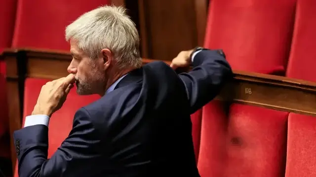 Le président du groupe parlementaire Droite républicaine, Laurent Wauquiez, réagit lors d'un débat sur le projet de loi de finances pour 2026 à l'Assemblée nationale, la chambre basse du Parlement français, à Paris, le 21 novembre 2025. 