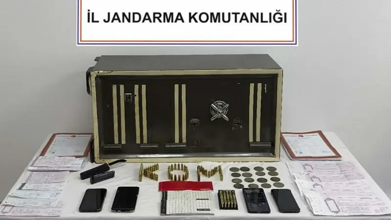  Ortaca ilçesinde yüksek faizle para verip, vatandaşları borçlandırmak suretiyle tefecilik yaptığı öne sürülen 4 kişi, gözaltına alındı.
