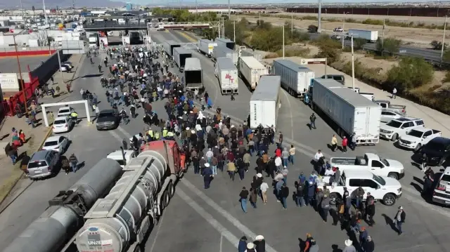 Фермеры блокируют мост на границе Мексики и США.