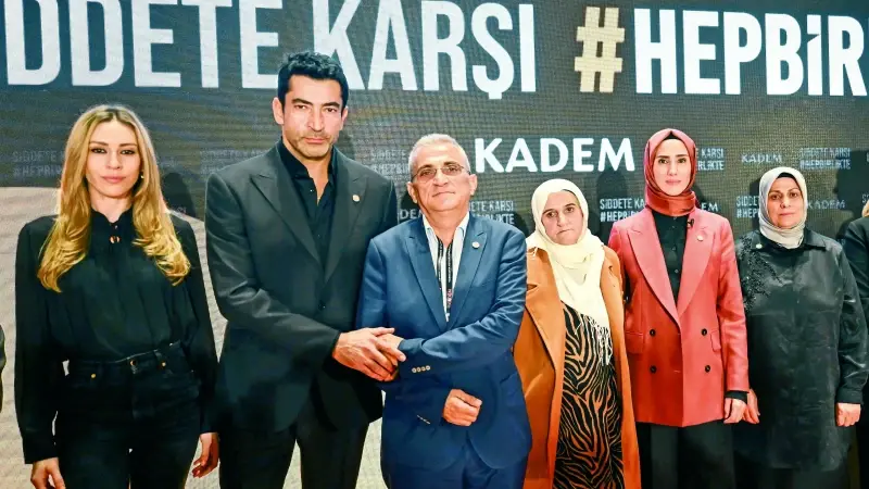 Oyuncu Sinem Kobal da kadına yönelik şiddetin herkes için bir insanlık sınavı olduğunu belirterek birlikte hareket etmenin önemine dikkat çekti.