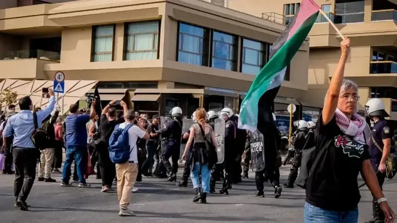 Eylemciler ile İsrailli turistler arasında önce sözlü tartışma çıktı, ardından da itişmeler yaşandı. 