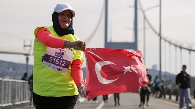 Des coureurs reliant l'Europe à l'Asie lors du 47e marathon d'IStanbul, le 2 novembre 2025.