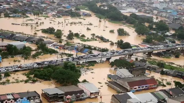 Tayland'da 33 kişinin yaşamını yitirdiği sel bölgesi havadan görüntülendi