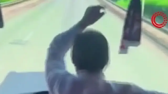 Deplasman yolunda skandal: Otobüs şoförü seyir halinde ayağa kalkıp oynadı