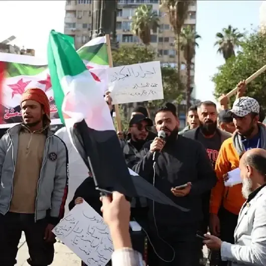 سوريا.. وقفات شعبية في دير الزور ودرعا دعما للحكومة ورفضا للتقسيم