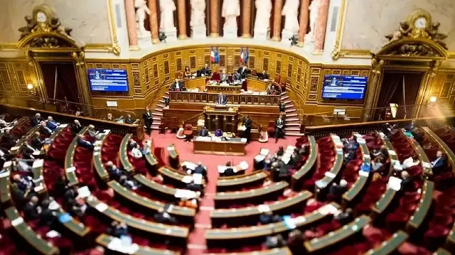 Plus tôt dans la journée de mardi, le Sénat a rétabli le gel des pensions de retraite dans le budget de la Sécurité sociale pour 2026, sauf pour celles inférieures à 1 400 euros qui resteront indexées sur l’inflation.