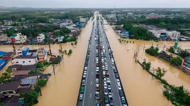 Des véhicules garés sur une route surélevée afin de les protéger des inondations à Hat Yai, dans la province de Songkhla, au sud de la Thaïlande, alors que de graves inondations ont touché des milliers de personnes dans le sud du pays après plusieurs jours de fortes pluies, le 25 novembre 2025.