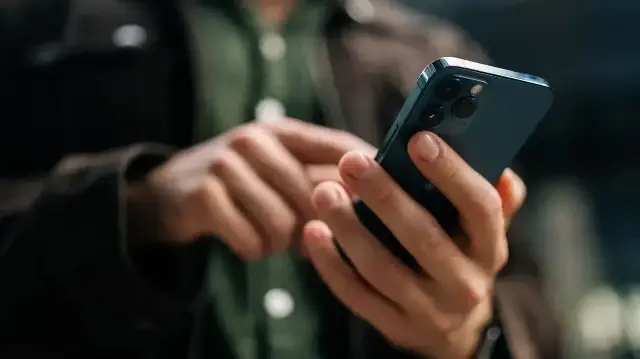 L’ANSES confirme qu’aucun lien causal n’est établi entre téléphones mobiles et cancer, tout en appelant à limiter l’exposition, surtout chez les enfants.