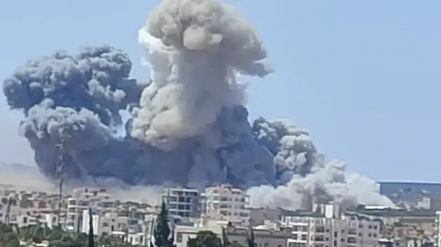  مقتل 5 عمال وإصابة 9 آخرين بانفجار مستودع ذخيرة في إدلب