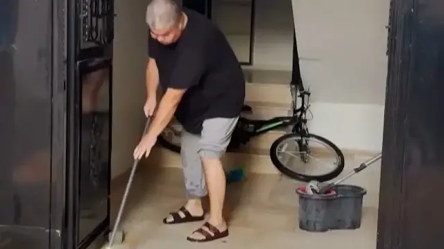 Mersin'de su borusu patladı: Site bahçeleri sular altında kaldı