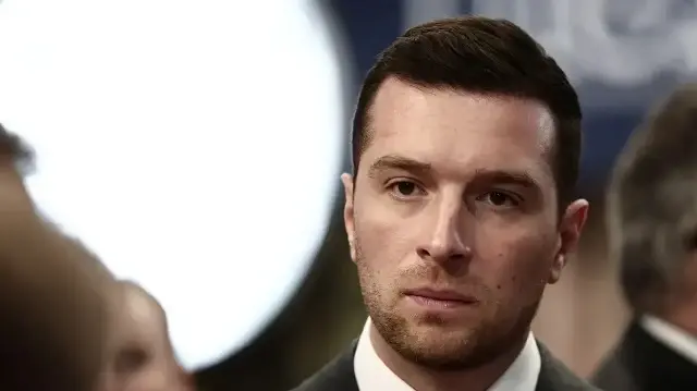 Le président du parti d'extrême droite français Rassemblement National (RN), Jordan Bardella, écoute attentivement un exposant lors d'une visite de la 24e édition du salon mondial de la sécurité intérieure - MILIPOL PARIS 2025, au Parc des Expositions de Paris-Nord-Villepinte, à Villepinte, en banlieue parisienne, le 19 novembre 2025.