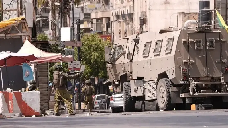 İşgalci İsrail ordusu, Batı Şeria'da Filistinlilerin kaldığı mülteci kampına baskın düzenledi