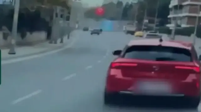 Yolu kapatıp trafiği tehlikeye atan iki kişi yakalandı
