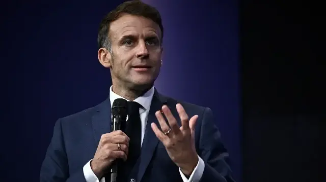 Le président français Emmanuel Macron s'exprime lors de l'ouverture du sommet international "Adopt AI" sur l'intelligence artificielle, au Grand Palais à Paris, le 25 novembre 2025. 