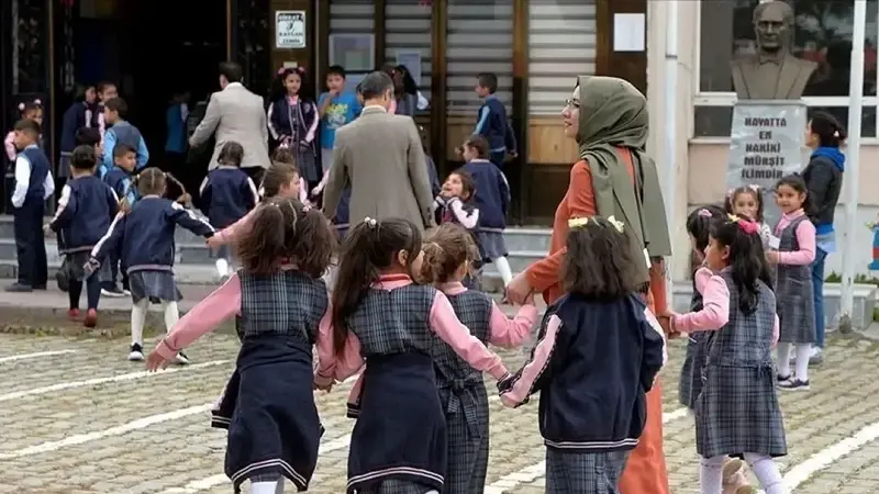 Okullarda ara tatil kalkacak mı
