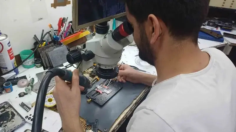 <p>Kayseri’de telefonculuk yapan Murat Güzer, yenilenmiş telefonlar hakkında uyarılarda bulundu.</p>