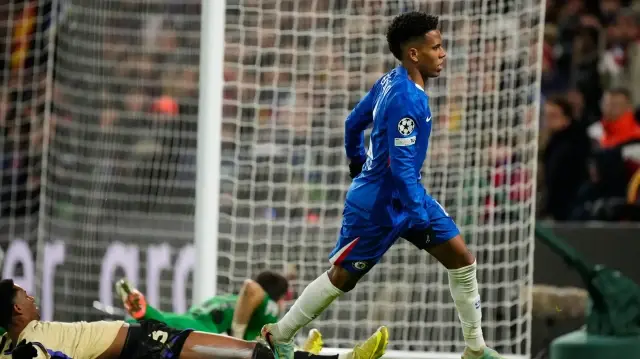 Le joueur brésilien de Chelsea, Estevao, célèbre le premier but de son équipe lors du match de Ligue des champions de l’UEFA entre Chelsea FC et le FC Barcelone, disputé à Stamford Bridge le 25 novembre 2025 à Londres.