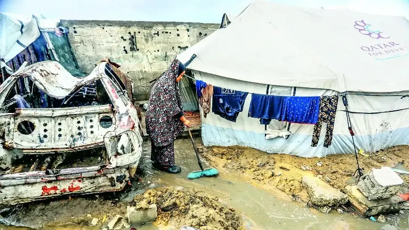 İsrail’in sebep olduğu yıkımdan dolayı evsiz kalan Filistinlilerin tamamı sığınacak çadır da bulamıyor.