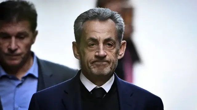 L’ancien président français Nicolas Sarkozy quitte son domicile pour se présenter à la prison de la Santé afin d’y être incarcéré, à Paris, le 21 octobre 2025.