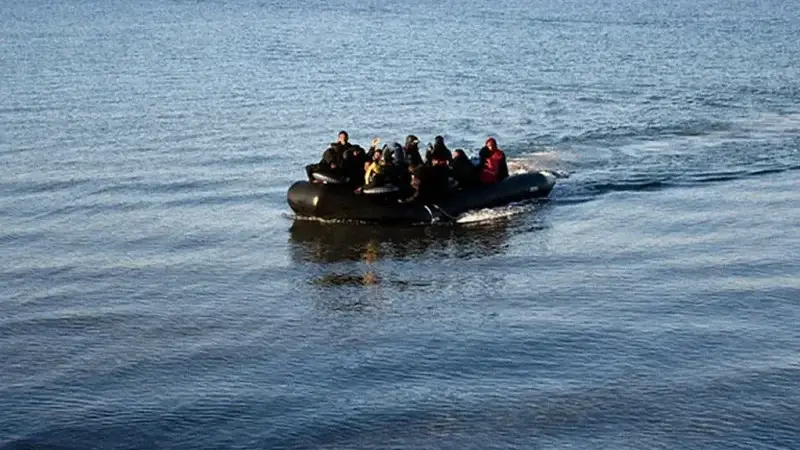 İzmir'de göçmen botu battı