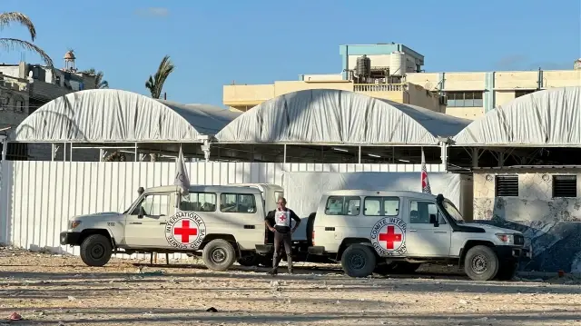 Les dépouilles de 45 prisonniers palestiniens ont été transportées depuis la bande de Gaza par la Croix-Rouge et réceptionnées au complexe médical Nasser à Khan Yunis, Gaza, Palestine, le 14 octobre 2025.