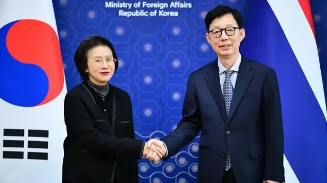 La première vice-ministre sud-coréenne des Affaires étrangères, Park Yoon-joo et le secrétaire permanent thaïlandais aux Affaires étrangères, Eksiri Pintaruchi.