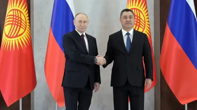 Президент России Владимир Путин и президент Кыргызстана Садыр Жапаров
