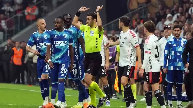 Atilla Karaoğlan, VAR'ın uyarısı sonrası kenarda pozisyonu izlemiş ancak kararını değiştirmemişti. 