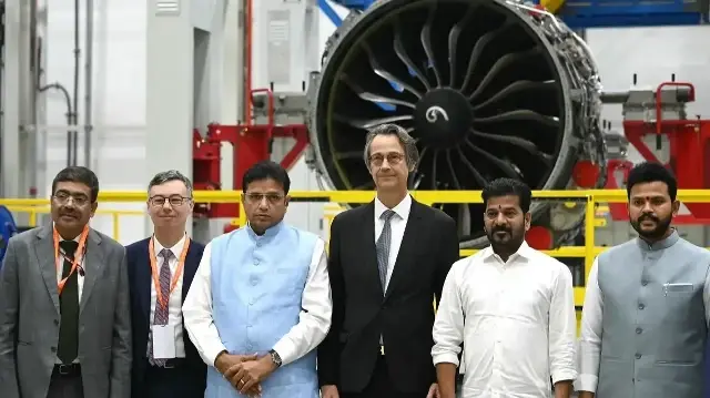Le président de Safran Aircraft Engines, Stéphane Cueille (2e à gauche) avec le directeur général Olivier Andriès (3e à droite) et le ministre en chef de Telangana Anumula Revanth Reddy (2e à droite) avec le ministre de l'Aviation civile Rammohan Naidu Kinjarapu (à droite) posent devant le moteur CFM LEAP-1A lors de l'inauguration au GMR Aeropark à Hyderabad le 26 novembre 2025.