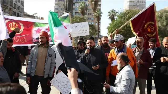 سوريا.. وقفات شعبية في دير الزور ودرعا دعما للحكومة ورفضا للتقسيم