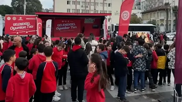 “Geleneksel Oyunlar Tırı” Manisa’da çocuklara Şenlik yaşattı 