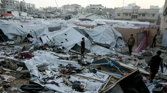 Des Palestiniens inspectent la zone où des personnes déplacées avaient installé leurs tentes, à la suite d'une frappe militaire israélienne dans la ville de Gaza, le 22 novembre 2025.