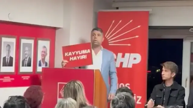CHP Gaziosmanpaşa teşkilatında kriz: Kılıçdaroğlu portresi ‘kayyuma hayır’ yazısıyla kapatılınca olay çıktı