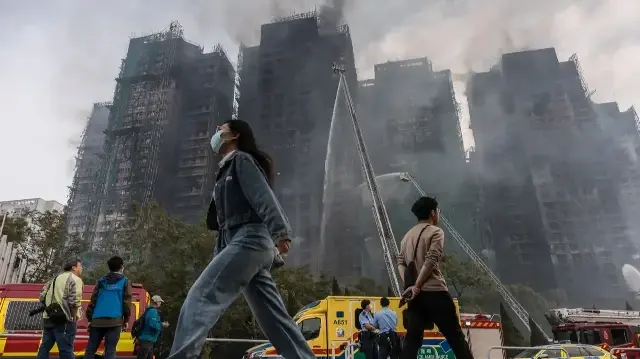 De la fumée s'élève des appartements après qu'un incendie majeur a ravagé plusieurs immeubles du complexe résidentiel Wang Fuk Court, dans le quartier Tai Po de Hong Kong, le 27 novembre 2025.