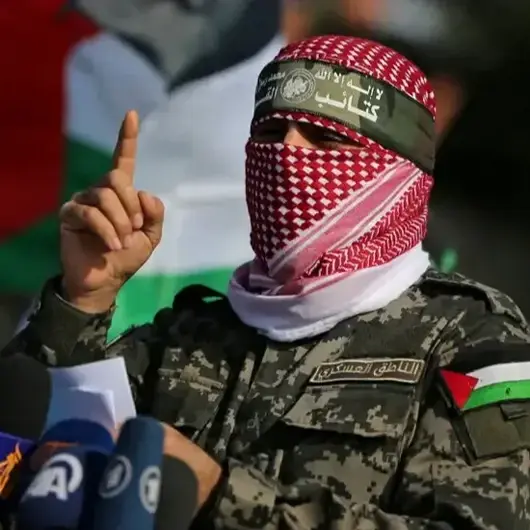 صوت أبو عبيدة يخترق محطات حافلات بدولة الاحتلال الإسرائيلي ويثير ارتباك المارة