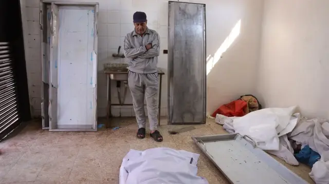 Un Palestinien regarde le corps d'Ashraf Khadora, 51 ans, tué lors d'une frappe israélienne à l'hôpital Al-Aqsa de Deir al-Balah, dans le centre de la bande de Gaza, le 26 novembre 2025.