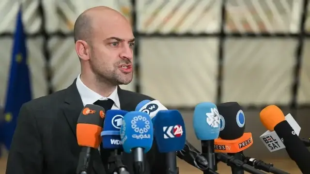 Le ministre français des Affaires étrangères Jean-Noël Barrot s'adresse à la presse à son arrivée à une réunion du Conseil des Affaires étrangères au siège de l'UE à Bruxelles, le 20 novembre 2025. 