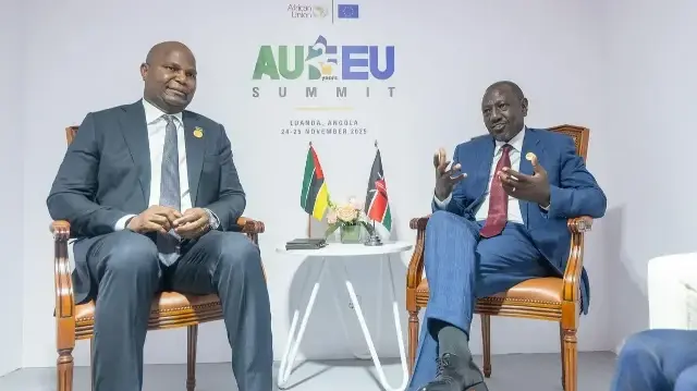 Le président mozambicain Daniel Chapo et son homologue kenya Williams Ruto se sont rencontrés en marge du sommet Union africaine-Union européenne à Luanda, en Angola, le 25 novembre 2025.