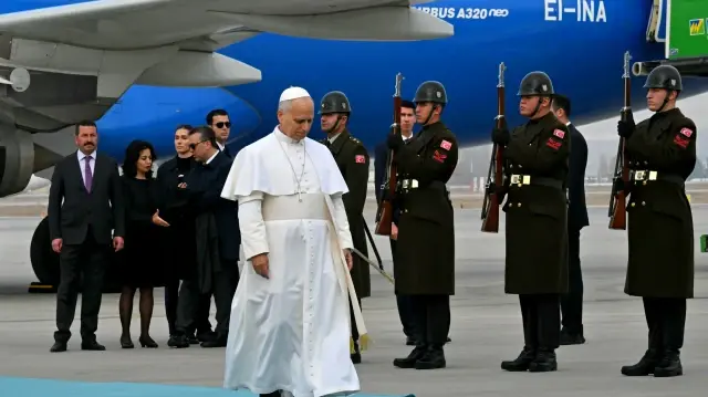 Le pape Léon XIV descend de son avion après son arrivée à l'aéroport international d'Esenboga à Ankara, le 27 novembre 2025.