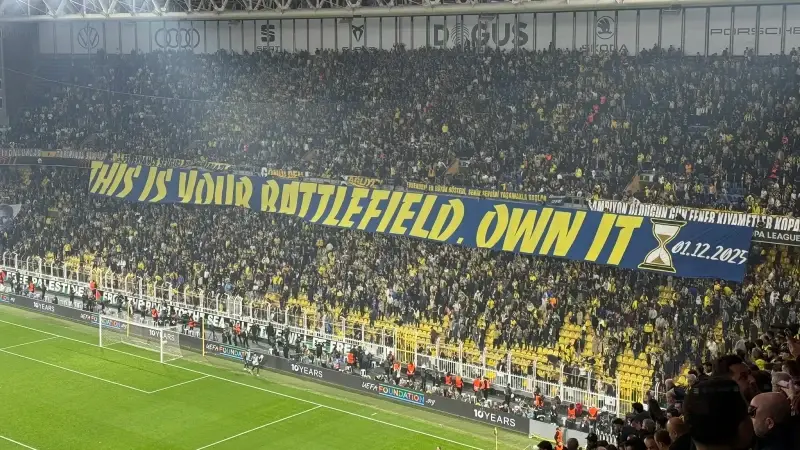 Kadıköy'de maç sonu açılan pankart.