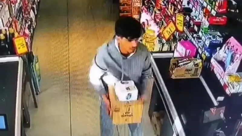 Şüphelinin hırsızlık yaptığı anlar zincir marketlerin güvenlik kameralarına yansıdı.