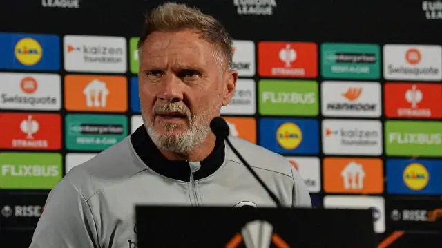 L’entraîneur allemand de Genk, Thorsten Fink, parle lors d’une conférence de presse le 26 novembre 2025 à Genk, à la veille du match de Ligue Europa contre le FC Bâle (Suisse).